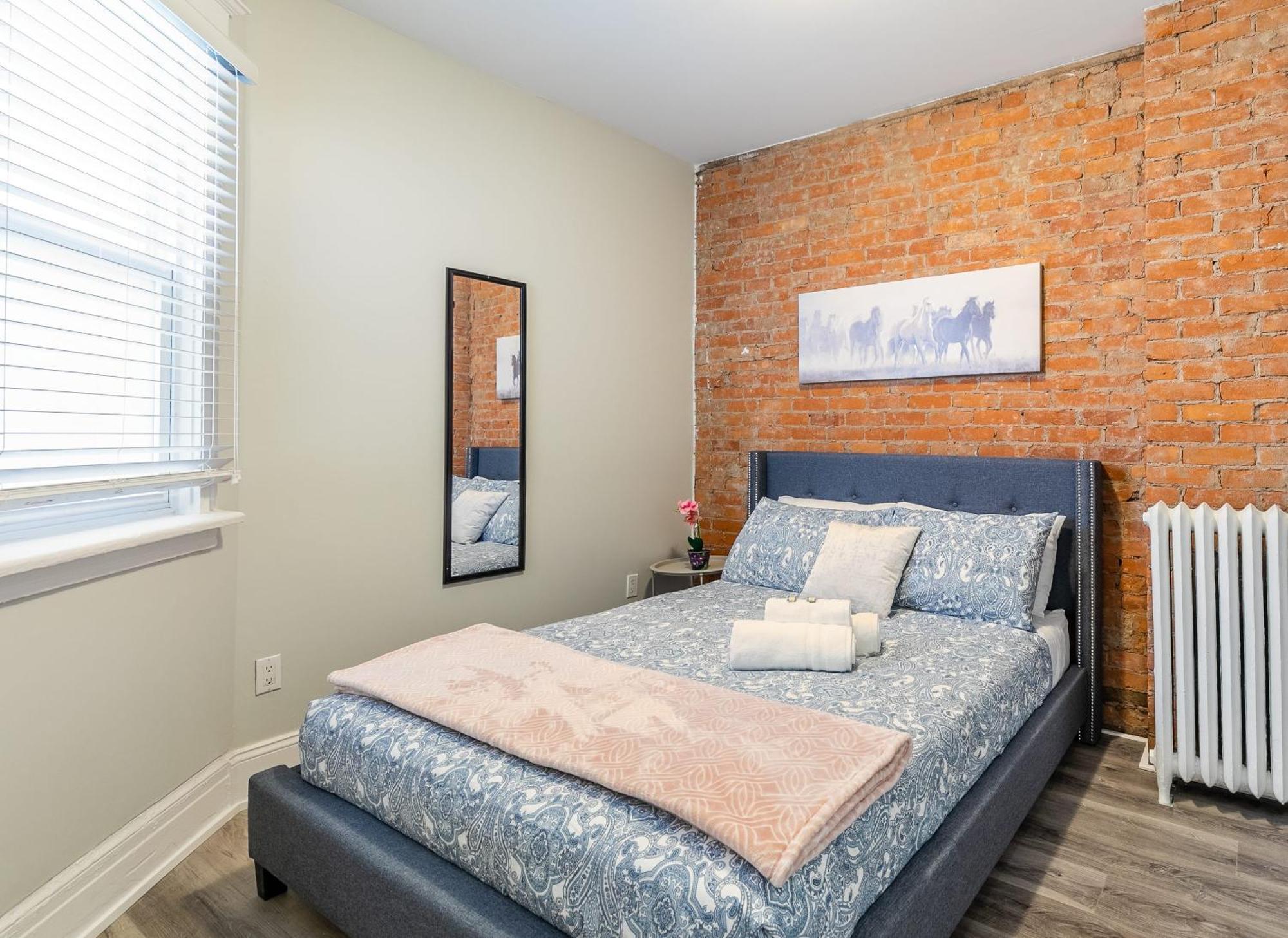 1Br - Queen Bed Apartment In Hamilton'S Best Neighborhood Exteriör bild